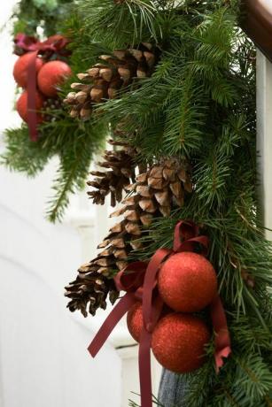 Décorations pour arbres de Noël - boules et pin
