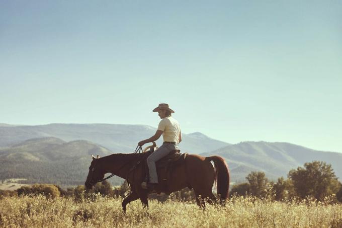 Luke Grimes sur un cheval