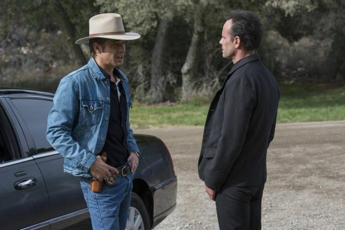 Timothy Olyphant dans le rôle du maréchal adjoint Raylan Givens, Walton Goggins dans le rôle de Boyd Crowder parle à côté de la voiture à l'extérieur