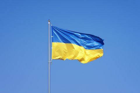 drapeau ukrainien sur fond de ciel bleu