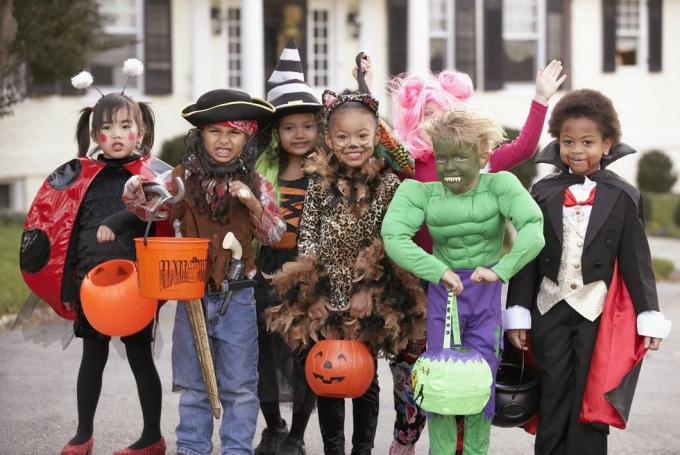 groupe diversifié d'enfants en costumes d'automne et costumes d'halloween