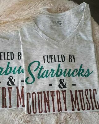 Alimenté par Starbucks et T-shirt de musique country