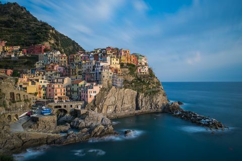 Le célèbre point de vue de la ville de Manarola: longue exposition de Manarola des Cinque Terre, Italie