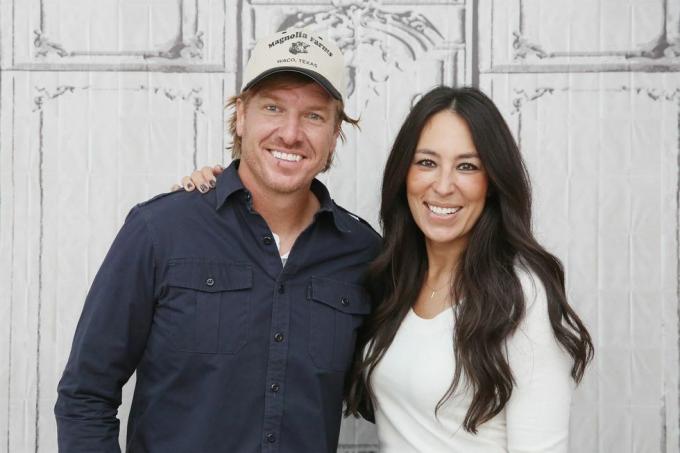 la série build présente chip et joanna gaines discutant de leur nouveau livre 