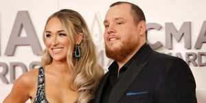 nicole hocking combs et luke combs assistent à la 56e remise annuelle des prix cma