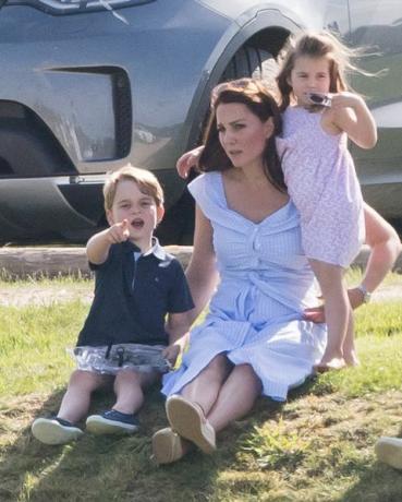 Le prince George et la princesse Charlotte jouent avec Kate Middleton