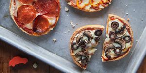 pizzas bagel sur un plateau avec une variété de garnitures