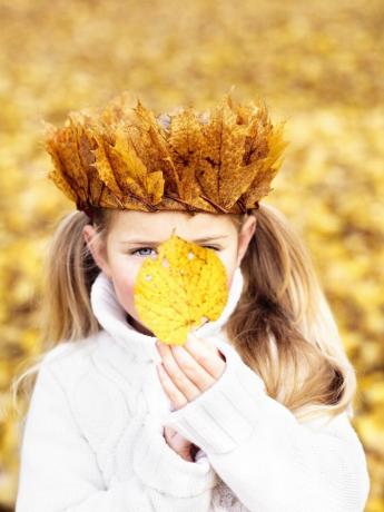 fille avec une couronne faite de feuilles d'automne