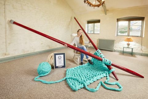 Elizabeth Bond bat le record du monde Guinness pour les plus grosses aiguilles à tricoter.