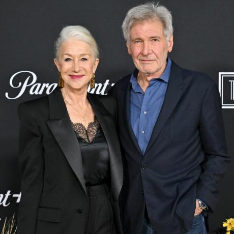 los angeles, californie décembre 02 helen mirren et harrison ford assistent à la première de paramounts à los angeles 1923 à hollywood american legion le 02 décembre 2022 à los angeles, californie photo par axellebauer griffonfilmmagie