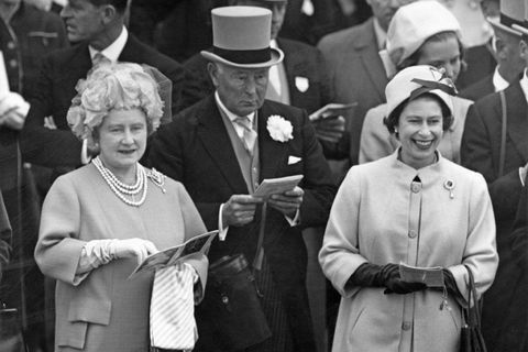 La reine mère et la reine Elizabeth II à l'hippodrome d'Epsom, mai 1963