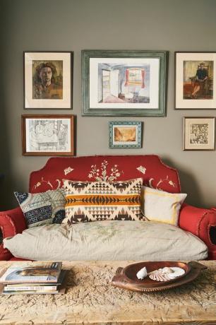 Annie Sloan oxford home salon avec canapé rouge