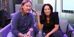 puce et joanna gaines lors d'un événement radio assis l'un à côté de l'autre