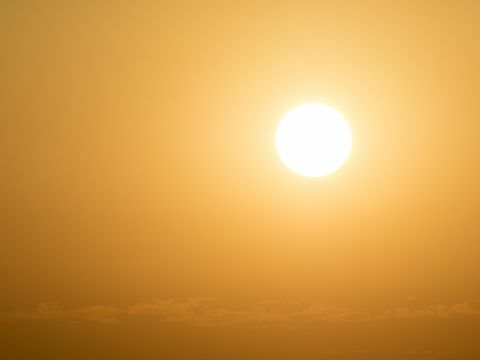 Plein soleil éclatant au coucher du soleil avec un ciel orange et jaune