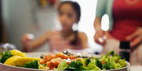 Repas sain de brocoli et de morceaux de citron à la sauce tomate