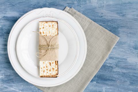 assiette blanche avec matzah ou matza sur fond de table vintage présentée comme une fête ou un repas de seder de pâque