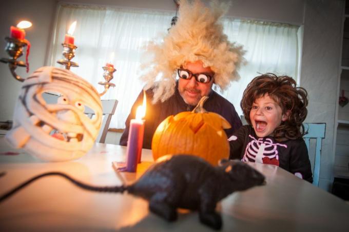 père et fils jouant avec des costumes d'halloween