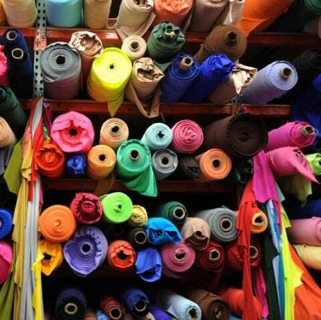 rouleaux textiles dans le magasin de tissus
