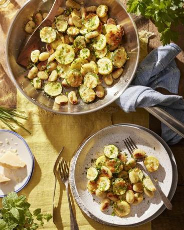 gnocchis poêlés avec courge d'été rôtie au parmesan et herbes