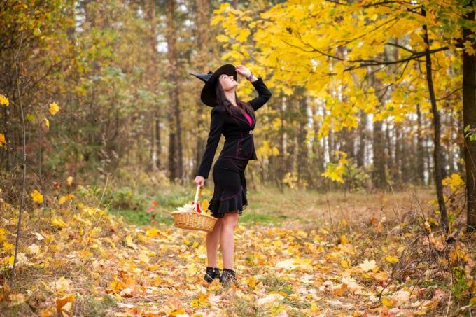 toute la longueur de la jeune femme debout dans la forêt