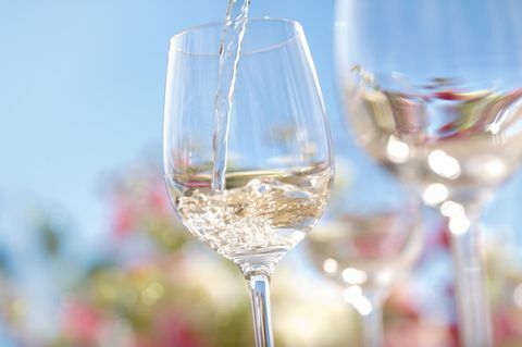 Vin blanc d'été en verre aux beaux jours