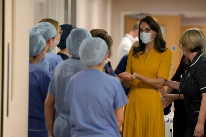 guildford, angleterre 05 octobre catherine, la princesse de galles visite la maternité des hôpitaux du comté royal de surrey à l'hôpital royal du comté de surrey le 5 octobre 2022 à guildford, angleterre photo par alastair grant wpa poolgetty images