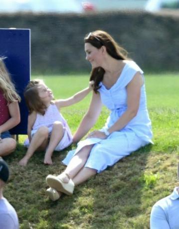 Le prince George et la princesse Charlotte jouent avec Kate Middleton