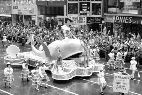 les téléviseurs dean jones, habillés en " ensign o'toole ", chevauchent un char lors de la parade macys