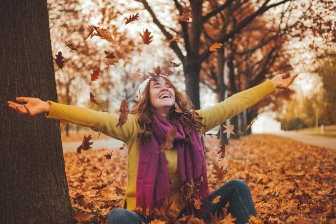 jeune femme vit l'automne et profite de son temps libre