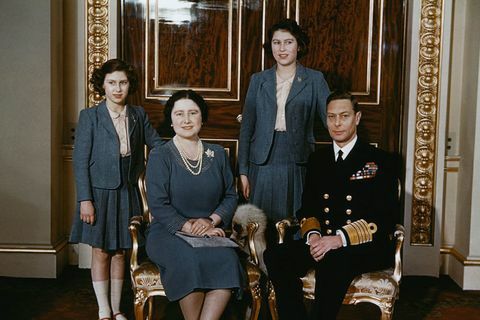 La princesse Elizabeth, la reine Elizabeth (plus tard la reine mère), la princesse Margaret et le roi George VI, mai 1942