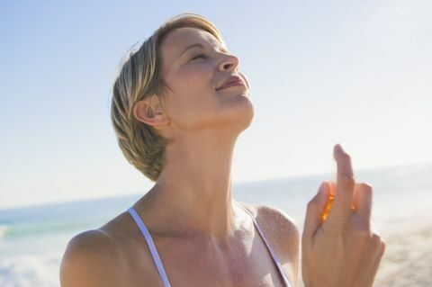 Femme, pulvérisation, parfum, cou, plage