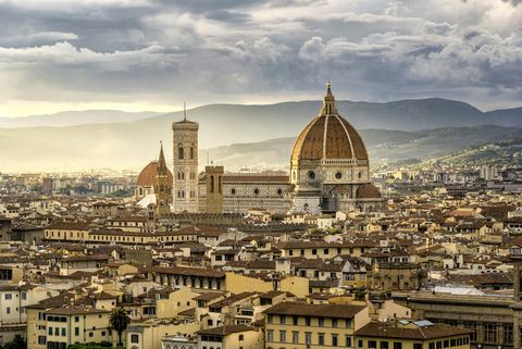 Beau coucher de soleil vue sur la ville de Santa Maria nouvelle Duomo et la ville de Florence en Toscane italienne