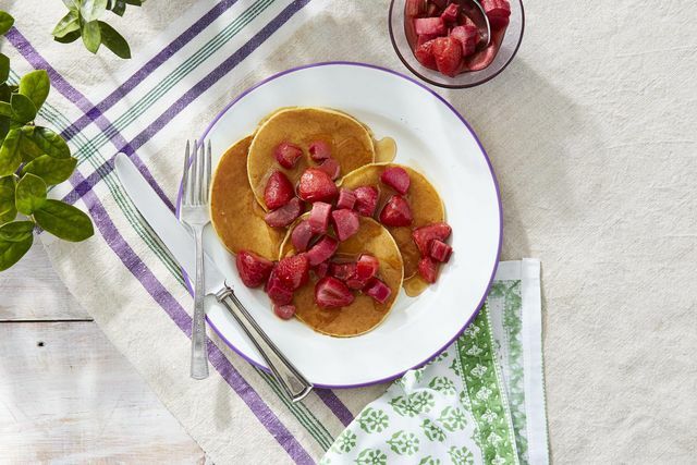 crêpes à la ricotta garnies de fraises et de rhubarbe