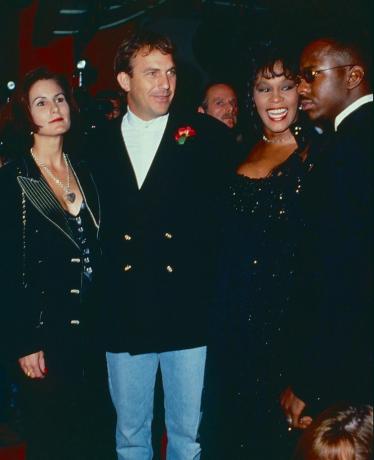 los angeles, ca vers 1992 cindy costner, kevin costner, whitney houston et bobby brown vers 1992 à los angeles, photo de californie par steve granitzwireimage