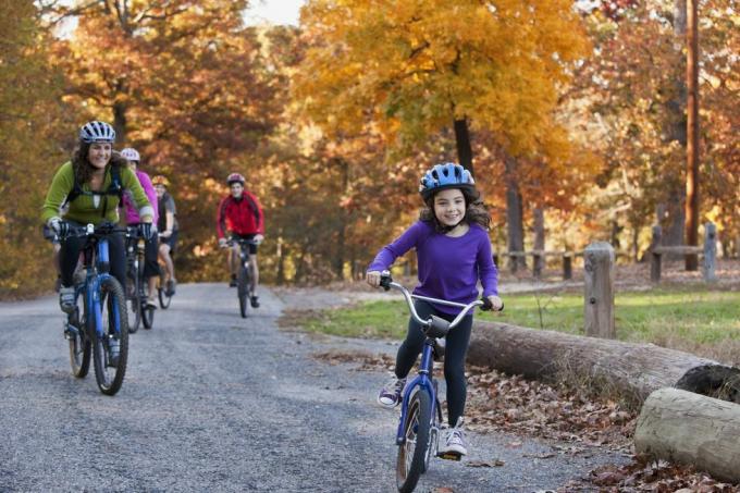 faire du vélo en famille dans le parc