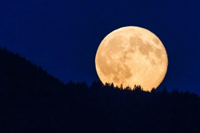 super lune brillant contre le ciel bleu