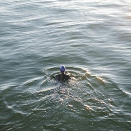 Royaume-uni, Kent, Herne Bay, nageuse en eau libre s'entraînant dur dans la mer