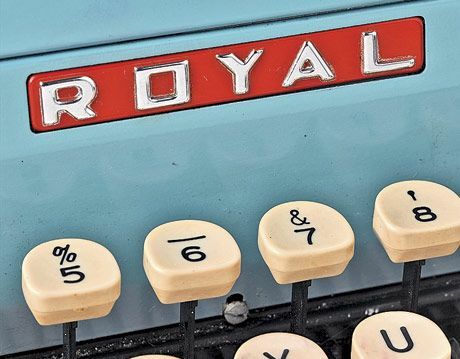 Gros plan des touches de la machine à écrire du Royal pour évaluation
