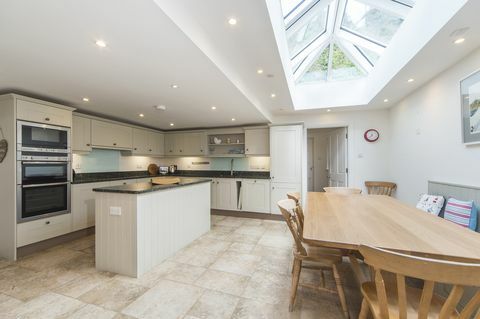 White large kitchen with kitchen island - maison à vendre à Cornwall