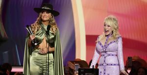 Lainey Wilson reçoit le prix de l'artiste féminine de l'année décerné par Dolly Parton sur scène lors de la 58e Academy of Country Music Awards.