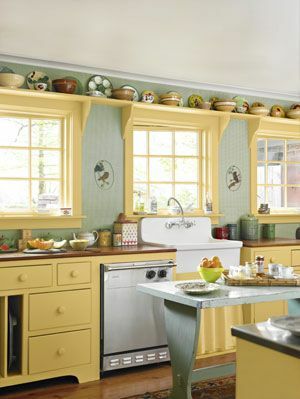 cuisine avec murs verts et armoires jaunes