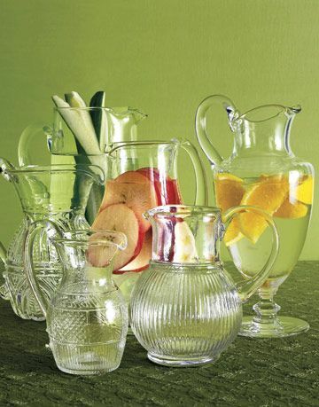 pichets en verre avec des fruits