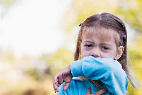 Évitez les bouts froids communs éternuez dans le coude