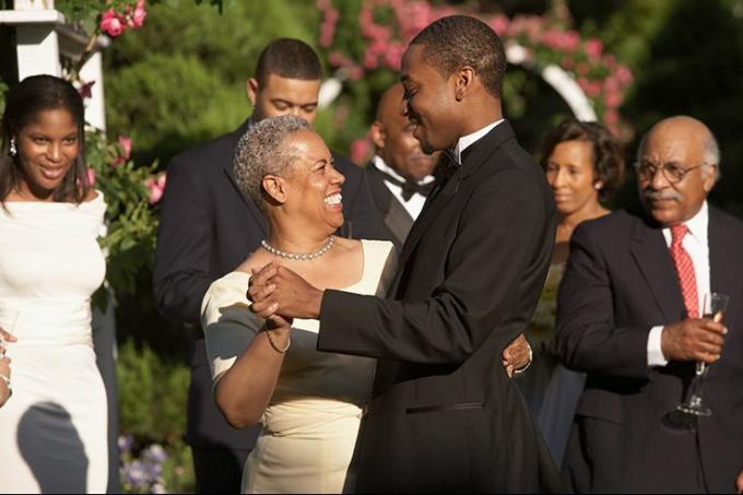 mère et fils dansant lors d'un mariage dans un jardin