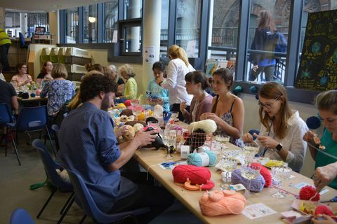 Battersea Dogs and Cats Home - bénévoles du tricot - table