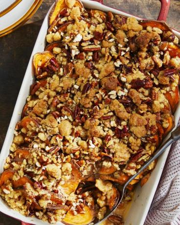 Pièces de patate douce rôties avec streusel au romarin et aux pacanes