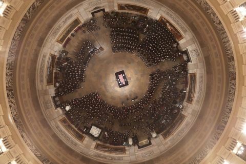 Les dirigeants du Congrès organisent une cérémonie d'arrivée au Capitole pour le décès du président George H.W. Buisson