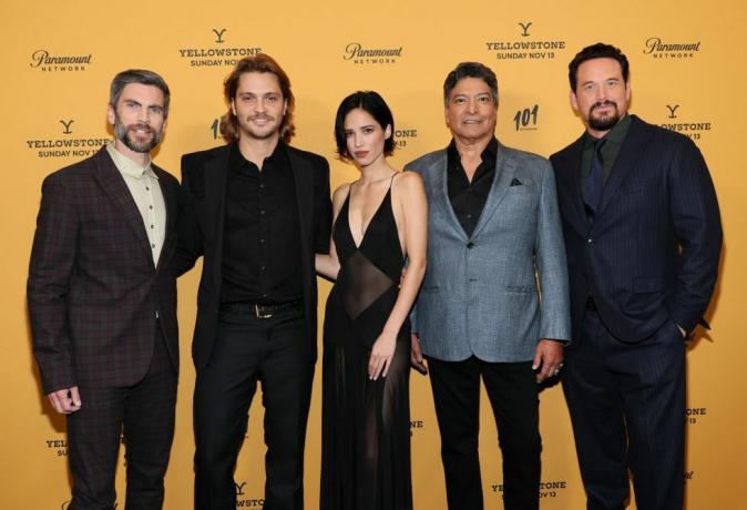 new york, new york 03 novembre l r wes bentley, luke grimes, kelsey asbille, gil birmingham et cole hauser assistent aux paramounts première de la saison 5 de yellowstone à new york au walter reade theatre le 03 novembre 2022 à new york photo de dia dipasupilgetty images