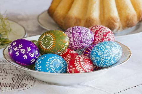 Table de fête traditionnelle de Pâques. Oeufs et gâteaux colorés