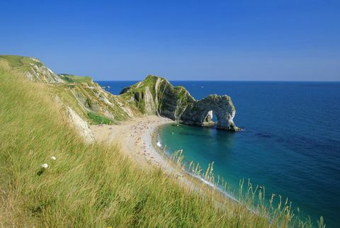 Vue depuis le chemin côtier de Durdle Door, arc de calcaire de Purbeck, près de West Lulworth, Dorset, England, UK